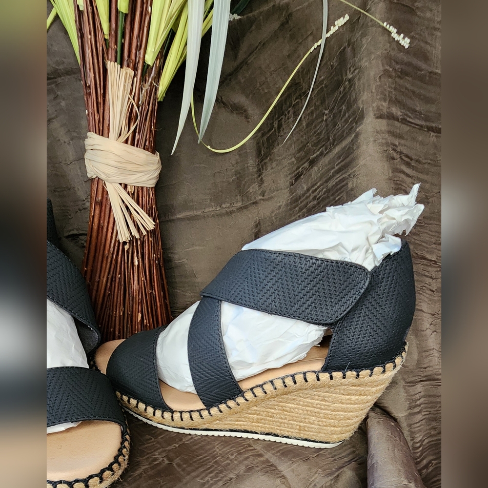 SHOES - Picture 4 of 11